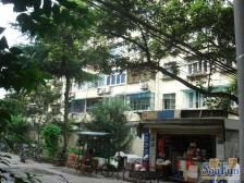 距地铁10号线邮电新村532米,交通便捷。