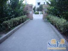 低楼层有天井,每个功能对外都有窗户,采光好