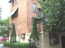 位于中间位置不临街坯境安静,前后无遮挡,居住舍适,满五年