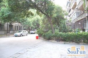 此房户型手续齐全,格局好,采光好,无遮挡,出行方便