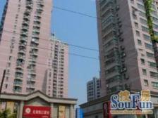 小区中心位置,主卧朝南,客厅带阳台,近商圈
