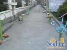 一梯两户,厨卫朝北,两房朝南,交通便利,繁华地段,诚意出售