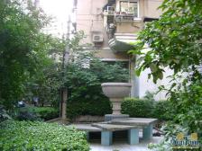 中山北路地铁口,隔一条马路,旁边就是商场五月花