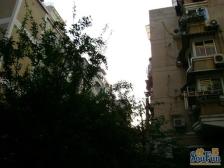 中山北路地铁口,隔一条马路,旁边就是商场五月花