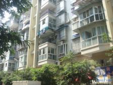 在长安厂旁边的楼梯两房,出行方便。