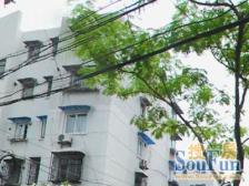 2000年的商品房总共72户10年出一套车位宽裕