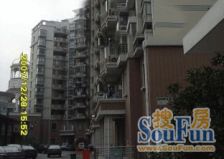 空中阁楼,实用面积大,地处繁华闹市