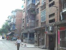 小区环境良好。楼层低,有储藏间