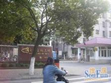 精装修保养干净,业主诚心出售,看房方便,配套齐全