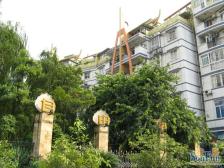 业主诚心出售,户型方正,小区安静绿化好,带露台