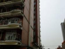 轻轨出口的轻轨房 交通方便 户型方正 朝中庭