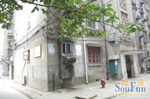洪城路218号江拖宿舍 南北通透,采光好 装修好,环镜优美 近地铁 周边匹套完善,,出行方便