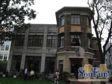 向阳&位育 小区周边梧桐树环绕很美 步行100米左右可到校