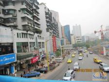 房子位于小龙坎地铁站,住家安静.户型方正,采光好。