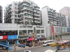 这个房子位于小龙坎地铁站,户型方正,装修好