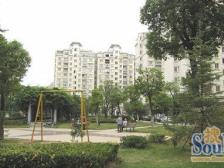 此房阳光房已搞好了,整体装修保养较好,看房有钥匙