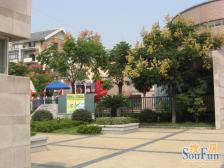 小区出门即是公交站,交通便利,快速路,地铁配套齐全。