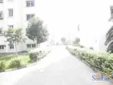 房子位于小区的中间位置, 出门就有公交和地铁