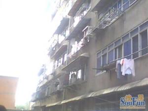 二七北路 公安厅宿舍 地铁口 青山路口旁。