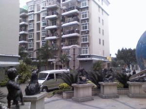 小区内部环境干净整洁,小区治安好。