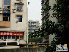 菜市场旁边两房 周边成熟便利