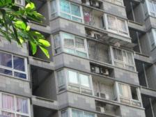 该小区为电梯房,出行方便,小区总体环境保持良好