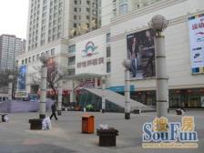 此房地处繁华商圈,复式结构电梯房,落地窗