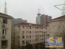 地段繁华,近地铁站,中间好楼层,有三间卧室。