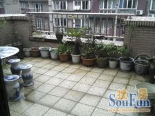 此房满五年,次顶楼视野采光好,两房朝南,南北通。