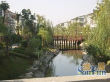 纯毛坯,南进门北花园带中庭,一车库一车位