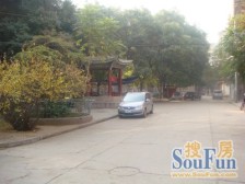 房子户型方正,楼层佳,中等装修直接可以拎包入住。