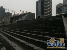 轻轨站旁的大三房,出行方便,配套齐全,小区环境好。