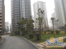 小区环境优美,交通便利。配套设施齐全,安全有保障。