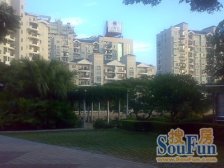 此房位于松柏片区户型南北客厅带阳台 .看湖看公园.