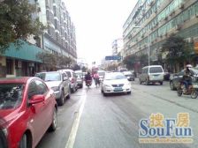 万达旁,花果山建设路夜市一条街,礼步湖就在楼下。