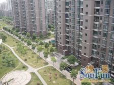 该房子配套齐全,近一号线,非顶楼采光视野好