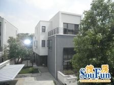 联排边套30平露台花园双车位小区出行方便