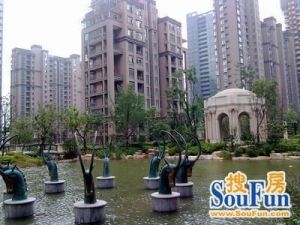 一楼已经围了院子,位置安静,地铁口,3房2厅2卫