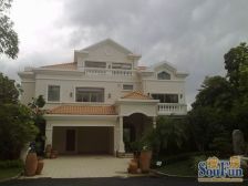 格局通透,房间多,花园大,免费停车