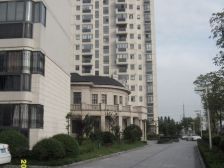 一楼带地下室,实用空间大,买两房得四房