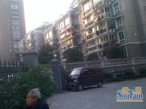 云裳公寓 三室一厅 中间楼层 采光好 买菜方便