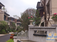 精装联排别墅,田园风格,一共五层,保养的很好