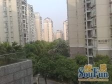 鼎峰卡布斯朝凯旋城看枫丹白露湖的高层大一房一厅急售