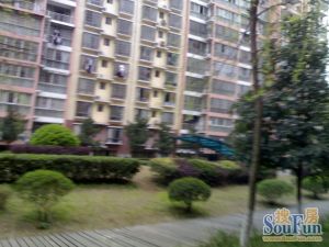 星沙地铁口的居家精装修四房.配套齐全