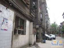 小区绿化好 比邻人民公园体育公园,交通便利,