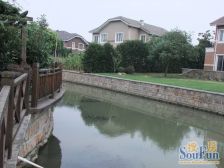 西邻内湖 东靠小公园 位置安静 花园千平