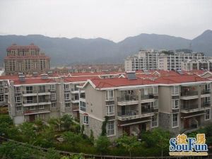 多家商场包围,社区前边就是泰禾广场,配套成熟