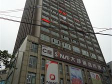 楼下就是轻轨1.2号线,交通便捷,楼层采光好