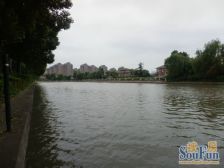 占地1850㎡西临天然大河花园集中带朝南老人房美式风格