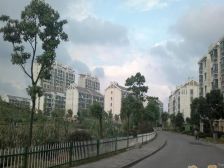 业主急售,房子满五,南北通户型,纯毛坯,造空间大。